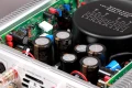 Wnętrze Bursona Timekeeper - potężny, ekranowany transformator i seria najwyższej jakości kondesatorów do audio Elna Silmic II